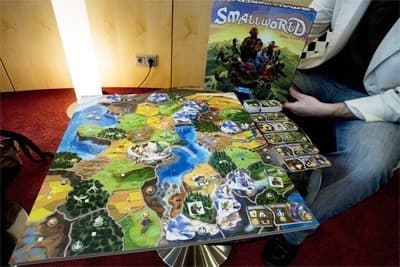 Couverture de l'article : Small World se dévoile !