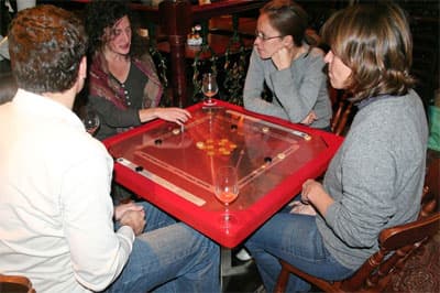 Couverture de l'article : Le Carrom passe à table