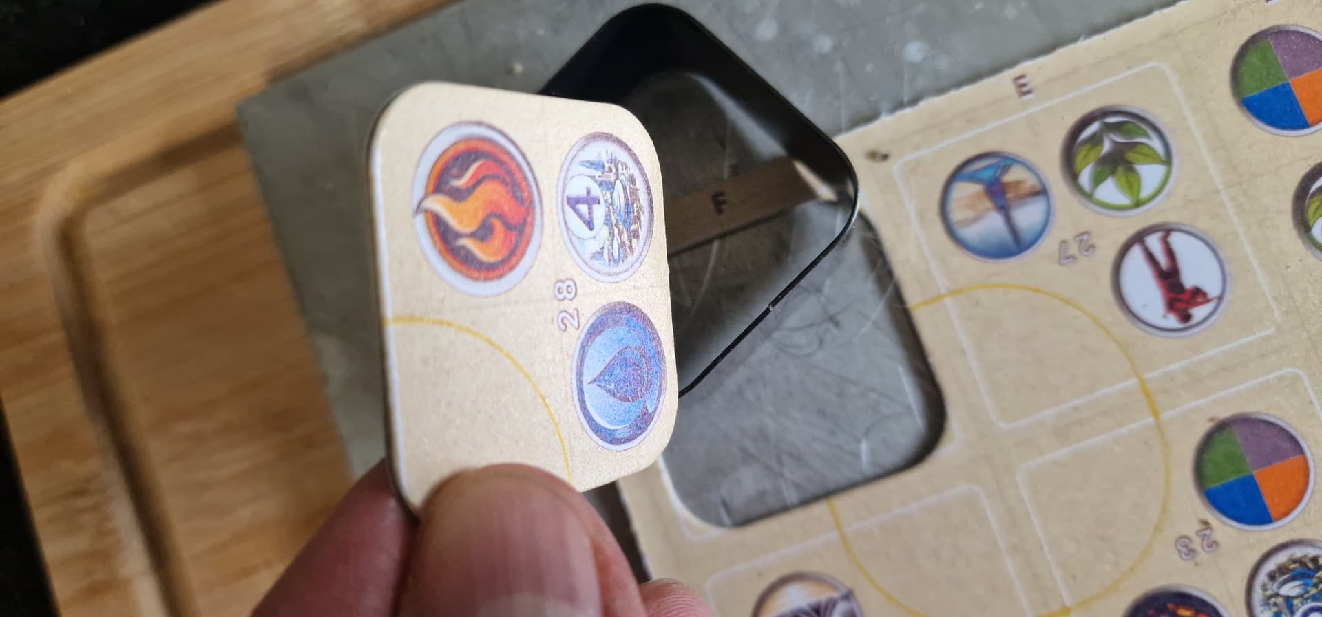 Couverture de l'article : [PIY#01] - Pouic It Yourself - Fabriquer les tuiles d'un prototype à la main