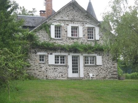 Couverture de l'article : un gite ludique (et ânier) dans le parc du château de Vernejoux