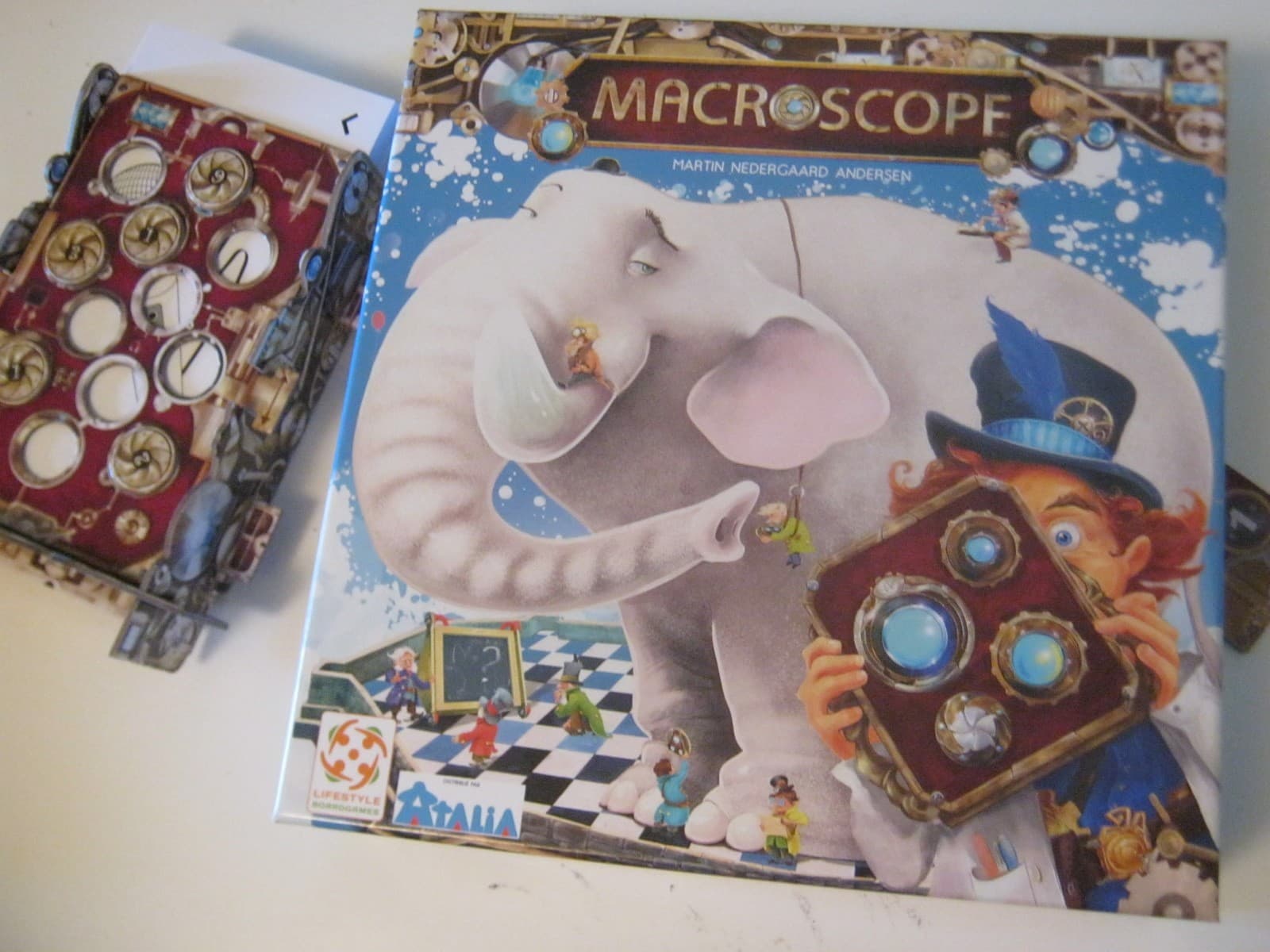 Couverture de l'article : Critique de Macroscope